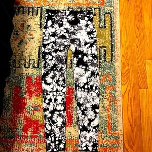 Black and white tie dye leggings